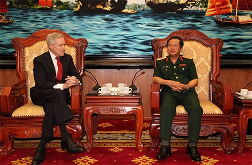 US Navy Secretary welcomed in Hanoi - ảnh 1